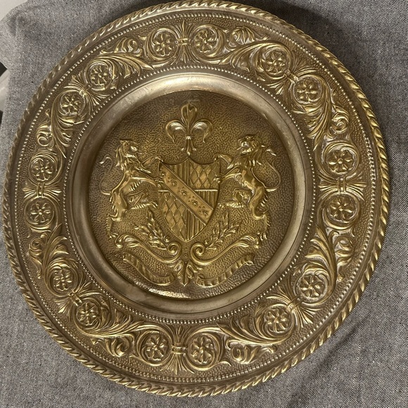 Vintage Brass Decor Plates. Renaissance Coat of Arms set of 2 - Picture 3 of 8
